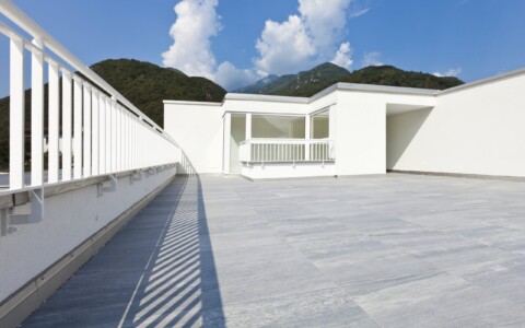 Poser de la pierre bleu sur une terrasse en 10 étapes